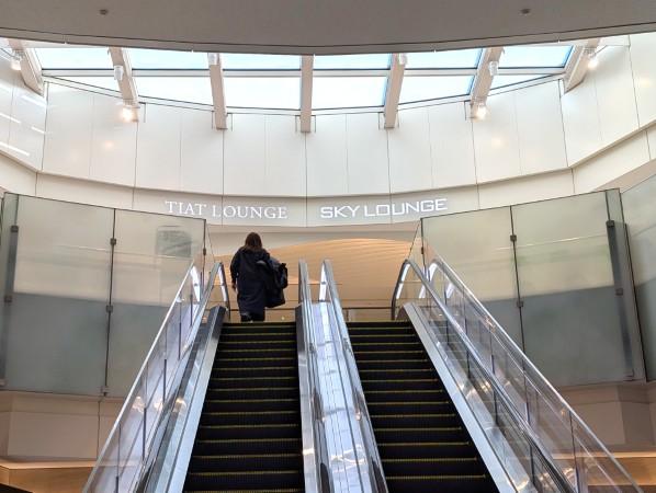 羽田TIATラウンジ入口エスカレーター