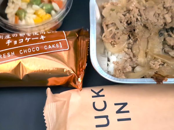 ブリティッシュエアウェイズ 東京ロンドン便 機内食 牛丼 デザート サラダ