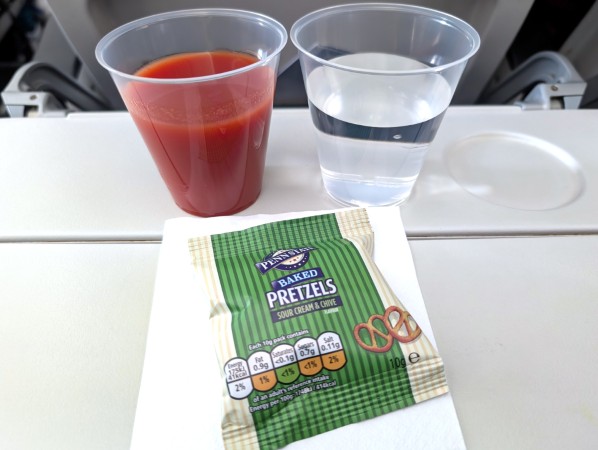 ブリティッシュエアウェイズ 東京ロンドン便 トマトジュース プリュッツェル スナック