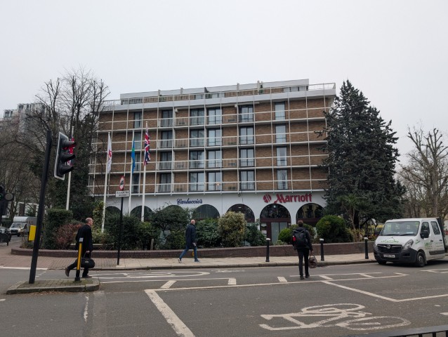 ロンドン・マリオット・リージェンツパーク 三叉路から正面