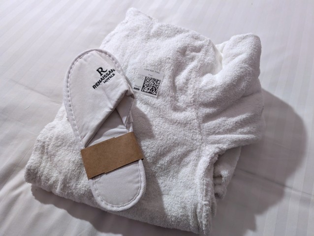 ロンドン マリオット ホテル リージェンツ パーク　バスローブとスリッパ（他のホテルのもの）